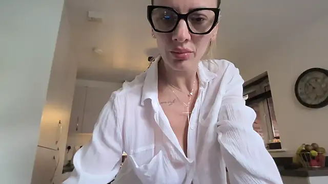 Snapshot of SweetMonicaUK chatting on 10-15-25, 08:58 SweetMonicaUK online show from 10-15-25, 08:58