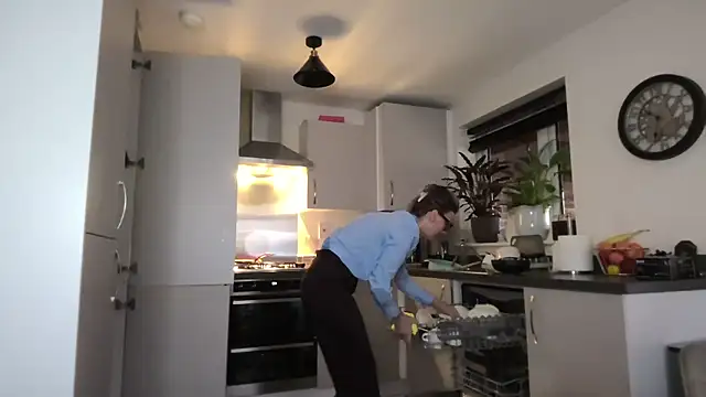 Snapshot of SweetMonicaUK chatting on 10-23-25, 08:24 SweetMonicaUK online show from 10-23-25, 08:24