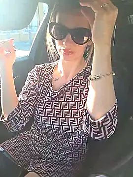 Snapshot of SweetMonicaUK chatting on 11-04-25, 12:04 SweetMonicaUK online show from 11-04-25, 12:04