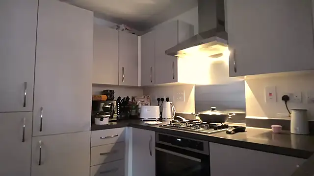 Snapshot of SweetMonicaUK chatting on 11-18-25, 11:47 SweetMonicaUK online show from 11-18-25, 11:47