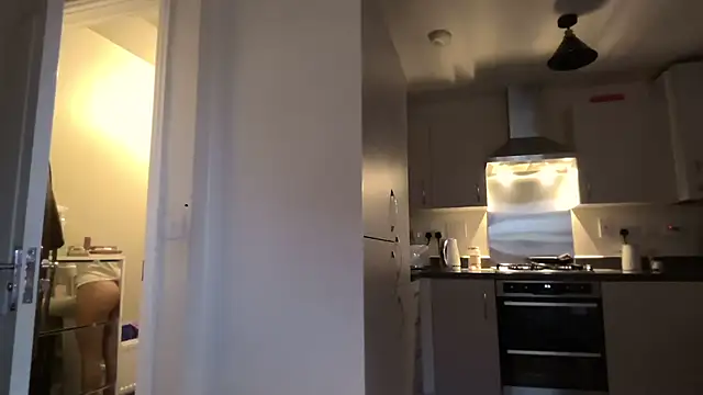 Snapshot of SweetMonicaUK chatting on 12-04-25, 09:18 SweetMonicaUK online show from 12-04-25, 09:18