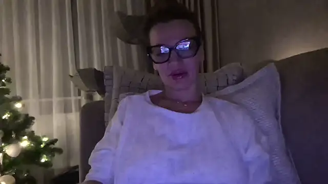 Snapshot of SweetMonicaUK chatting on 12-15-25, 10:47 SweetMonicaUK online show from 12-15-25, 10:47