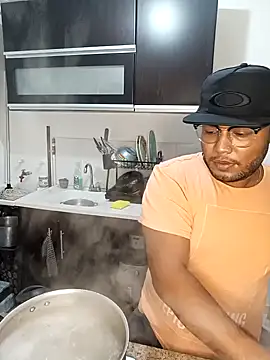 Snapshot of dave_banks chatting on 01-08-25, 01:32 dave banks online show from 01-08-25, 01:32