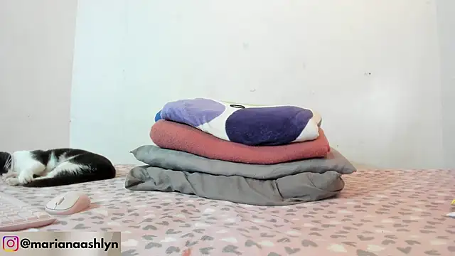 Snapshot of Melaniegirl17 chatting on 10-14-25, 07:14 Melaniegirl17 online show from 10-14-25, 07:14