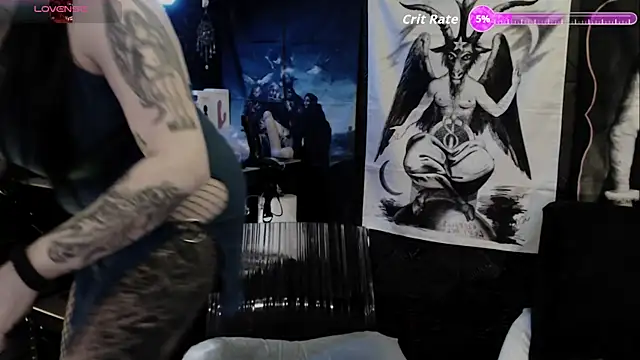 Snapshot of Evil_Queen_666 chatting on 02-12-26, 07:36 Evil Queen 666 online show from 02-12-26, 07:36