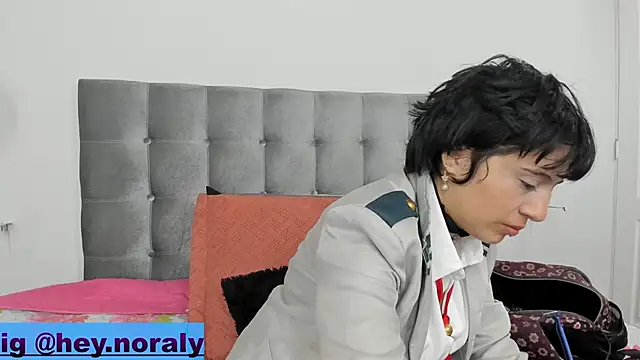 Snapshot of hey_noraly chatting on 02-18-25, 04:15 hey noraly online show from 02-18-25, 04:15