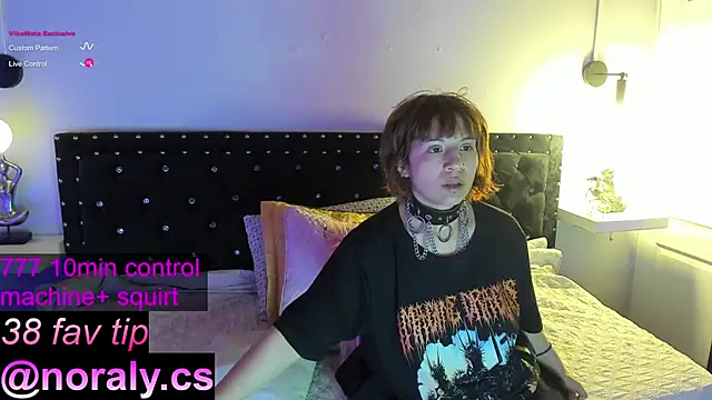 Snapshot of hey_noraly chatting on 10-19-25, 04:13 hey noraly online show from 10-19-25, 04:13