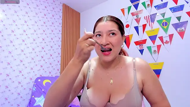 Snapshot of Soyqueen chatting on 06-17-26, 04:37 Soyqueen online show from 06-17-26, 04:37