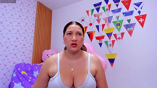 Snapshot of Soyqueen chatting on 06-19-26, 03:11 Soyqueen online show from 06-19-26, 03:11