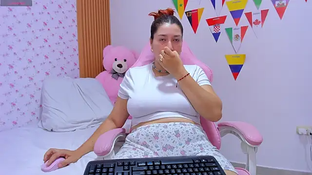 Snapshot of Soyqueen chatting on 07-09-26, 03:54 Soyqueen online show from 07-09-26, 03:54