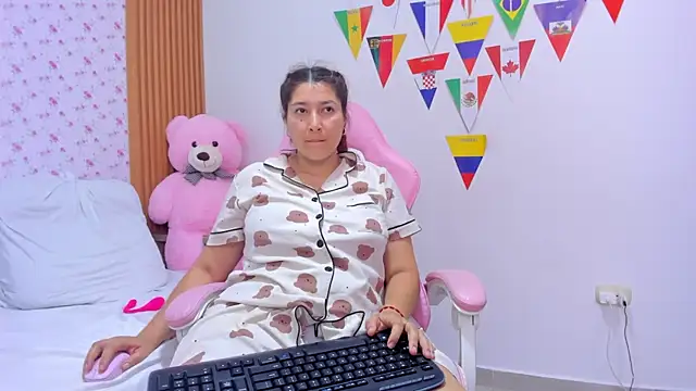 Snapshot of Soyqueen chatting on 07-13-26, 03:59 Soyqueen online show from 07-13-26, 03:59