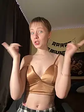 Snapshot of Crayzy_Luv chatting on 02-28-25, 06:31 Crayzy Luv online show from 02-28-25, 06:31