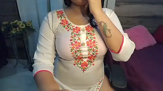 Snapshot of Trezza chatting on 12-20-24, 07:28 Trezza online show from 12-20-24, 07:28