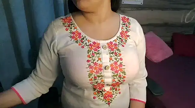 Snapshot of Trezza chatting on 02-02-25, 10:13 Trezza online show from 02-02-25, 10:13