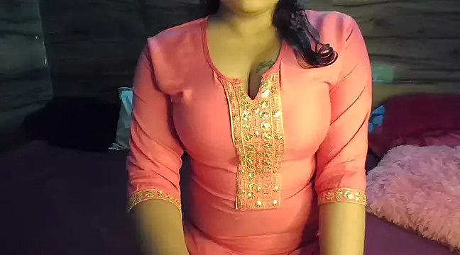 Snapshot of Trezza chatting on 02-08-25, 06:01 Trezza online show from 02-08-25, 06:01