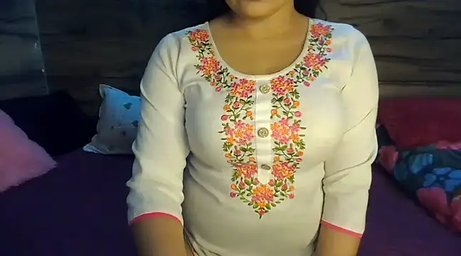 Snapshot of Trezza chatting on 02-13-25, 05:11 Trezza online show from 02-13-25, 05:11