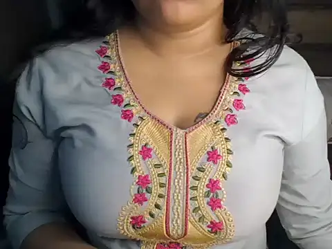 Snapshot of Trezza chatting on 10-17-25, 08:22 Trezza online show from 10-17-25, 08:22