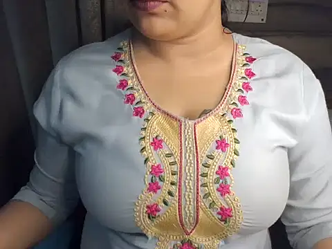 Snapshot of Trezza chatting on 10-24-25, 11:34 Trezza online show from 10-24-25, 11:34