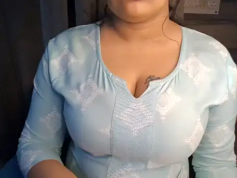 Snapshot of Trezza chatting on 11-06-25, 11:15 Trezza online show from 11-06-25, 11:15