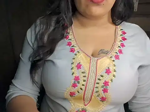 Snapshot of Trezza chatting on 11-07-25, 11:27 Trezza online show from 11-07-25, 11:27