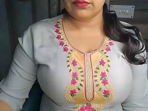 Snapshot of Trezza chatting on 11-11-25, 06:13 Trezza online show from 11-11-25, 06:13