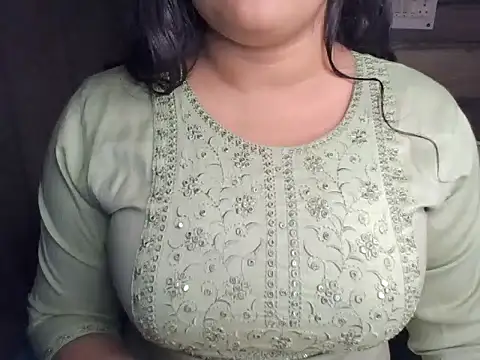 Snapshot of Trezza chatting on 11-12-25, 02:45 Trezza online show from 11-12-25, 02:45