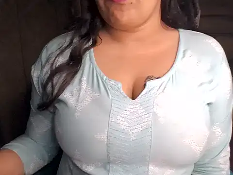 Snapshot of Trezza chatting on 11-13-25, 02:43 Trezza online show from 11-13-25, 02:43