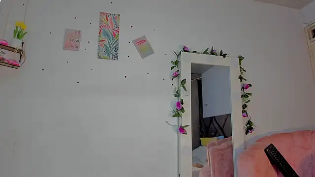 Snapshot of MirandaRoxx chatting on 01-07-26, 01:13 MirandaRoxx online show from 01-07-26, 01:13