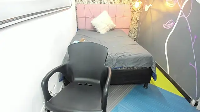 Snapshot of EmmaaEvans_ chatting on 01-17-25, 11:59 EmmaaEvans online show from 01-17-25, 11:59