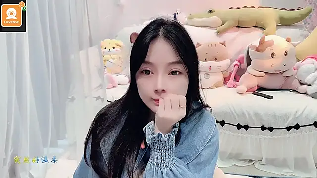 Snapshot of AKiKi711 chatting on 10-10-25, 04:44 AKiKi711 online show from 10-10-25, 04:44