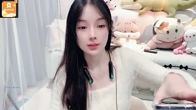 Snapshot of AKiKi711 chatting on 10-19-25, 04:29 AKiKi711 online show from 10-19-25, 04:29