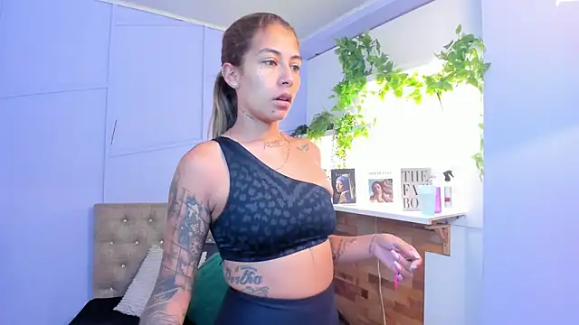 Snapshot of Georgina-coule chatting on 03-18-26, 01:03 Georgina-coule online show from 03-18-26, 01:03