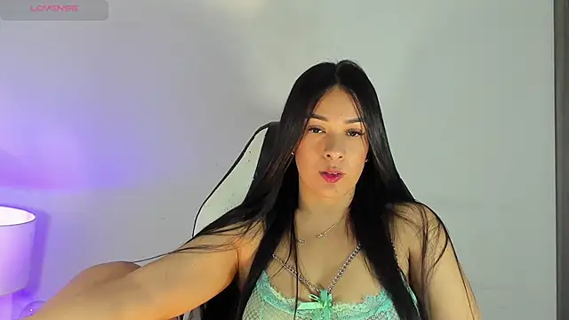 Snapshot of bella_hadid1_ chatting on 12-05-24, 05:37 bella hadid1  online show from 12-05-24, 05:37