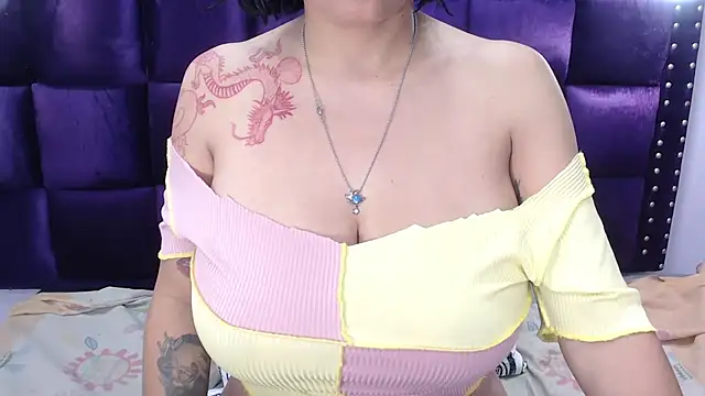 Snapshot of LindaKardi chatting on 10-14-25, 04:52 LindaKardi online show from 10-14-25, 04:52