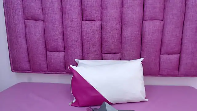 Snapshot of LindaKardi chatting on 03-10-26, 12:21 LindaKardi online show from 03-10-26, 12:21