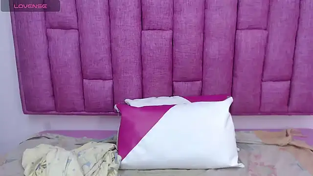 Snapshot of LindaKardi chatting on 06-17-26, 11:45 LindaKardi online show from 06-17-26, 11:45