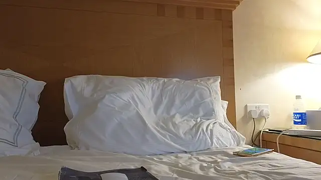 Mr-and-Mrs-Smith online show from 03-18-25, 06:04