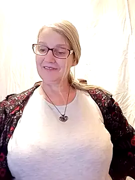 Snapshot of irinamaux chatting on 02-10-25, 02:37 irinamaux online show from 02-10-25, 02:37