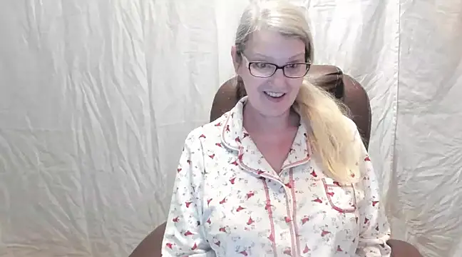 Snapshot of irinamaux chatting on 02-19-25, 02:23 irinamaux online show from 02-19-25, 02:23