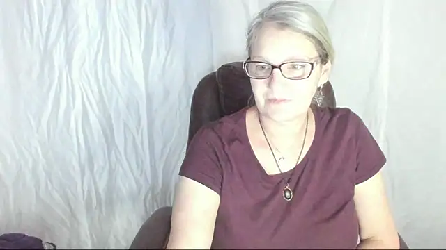 Snapshot of irinamaux chatting on 03-01-25, 07:51 irinamaux online show from 03-01-25, 07:51