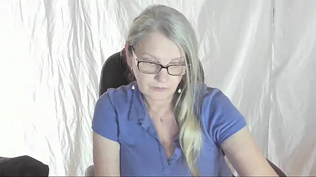 Snapshot of irinamaux chatting on 03-22-25, 08:51 irinamaux online show from 03-22-25, 08:51