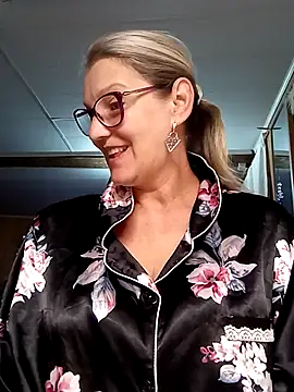 Snapshot of irinamaux chatting on 10-10-25, 04:33 irinamaux online show from 10-10-25, 04:33