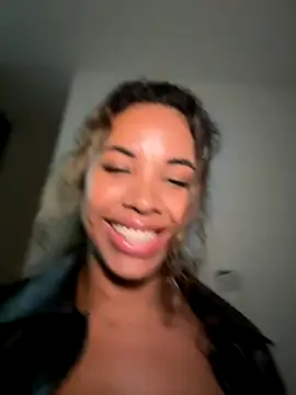 Snapshot of Brunettexio chatting on 10-17-25, 11:51 Brunettexio online show from 10-17-25, 11:51