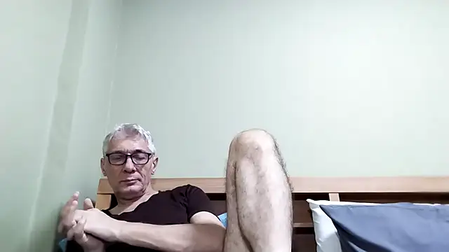 Snapshot of BIGUNCUTHARDCOCK chatting on 10-18-25, 11:44 BIGUNCUTHARDCOCK online show from 10-18-25, 11:44