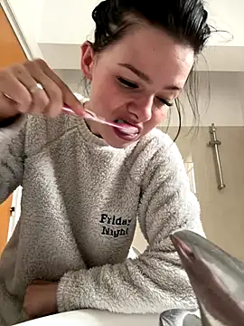 Snapshot of RoxiBlack chatting on 12-19-25, 07:26 RoxiBlack online show from 12-19-25, 07:26