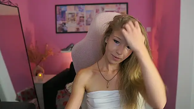 Snapshot of missicute chatting on 09-16-25, 06:42 missicute online show from 09-16-25, 06:42