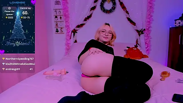 Snapshot of Ahri_howl_sweet chatting on 12-19-24, 12:34 Ahri howl sweet online show from 12-19-24, 12:34