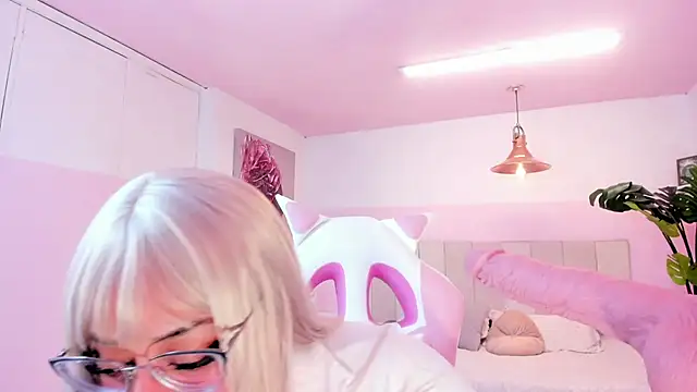 Snapshot of Red_lady chatting on 02-15-25, 04:14 Red lady online show from 02-15-25, 04:14