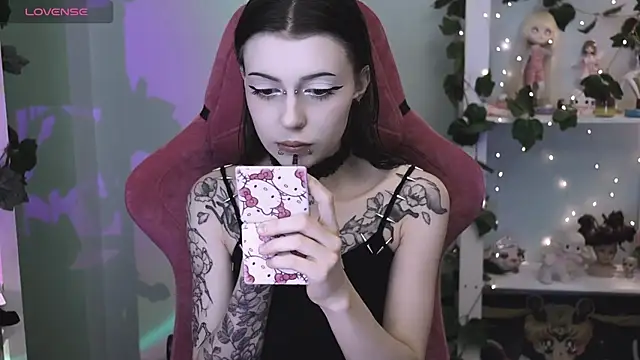 Snapshot of prettybones chatting on 06-04-26, 11:33 prettybones online show from 06-04-26, 11:33