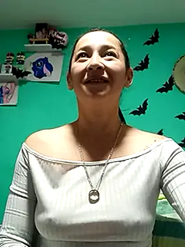 Snapshot of emilypoppy3 chatting on 02-06-25, 01:32 emilypoppy3 online show from 02-06-25, 01:32